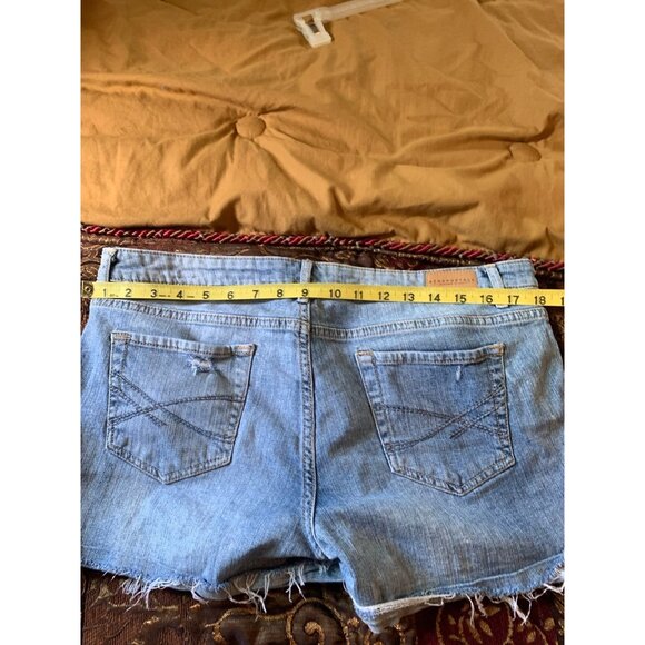 Shorts - Picture 3 of 7